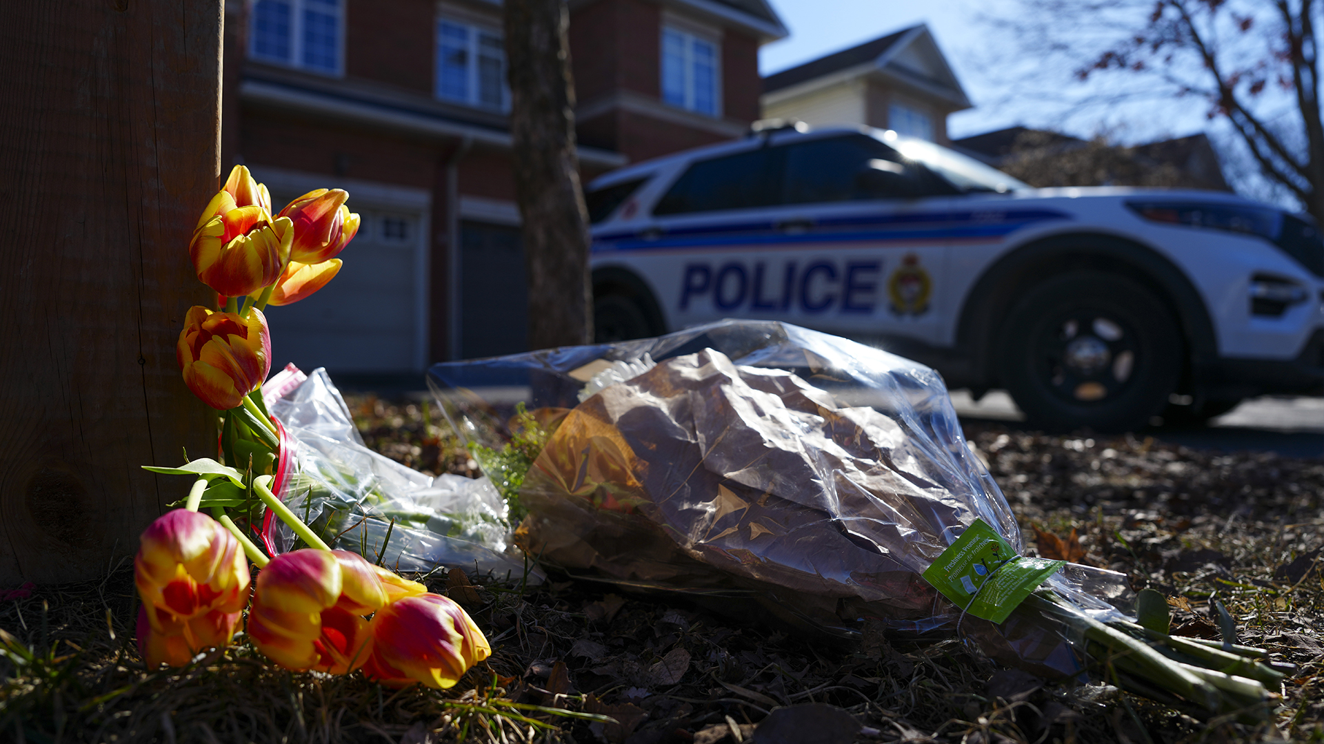Des fleurs sont déposées sur la scène d'un homicide où six personnes ont été retrouvées mortes dans la banlieue de Barrhaven à Ottawa, le jeudi 7 mars 2024. 