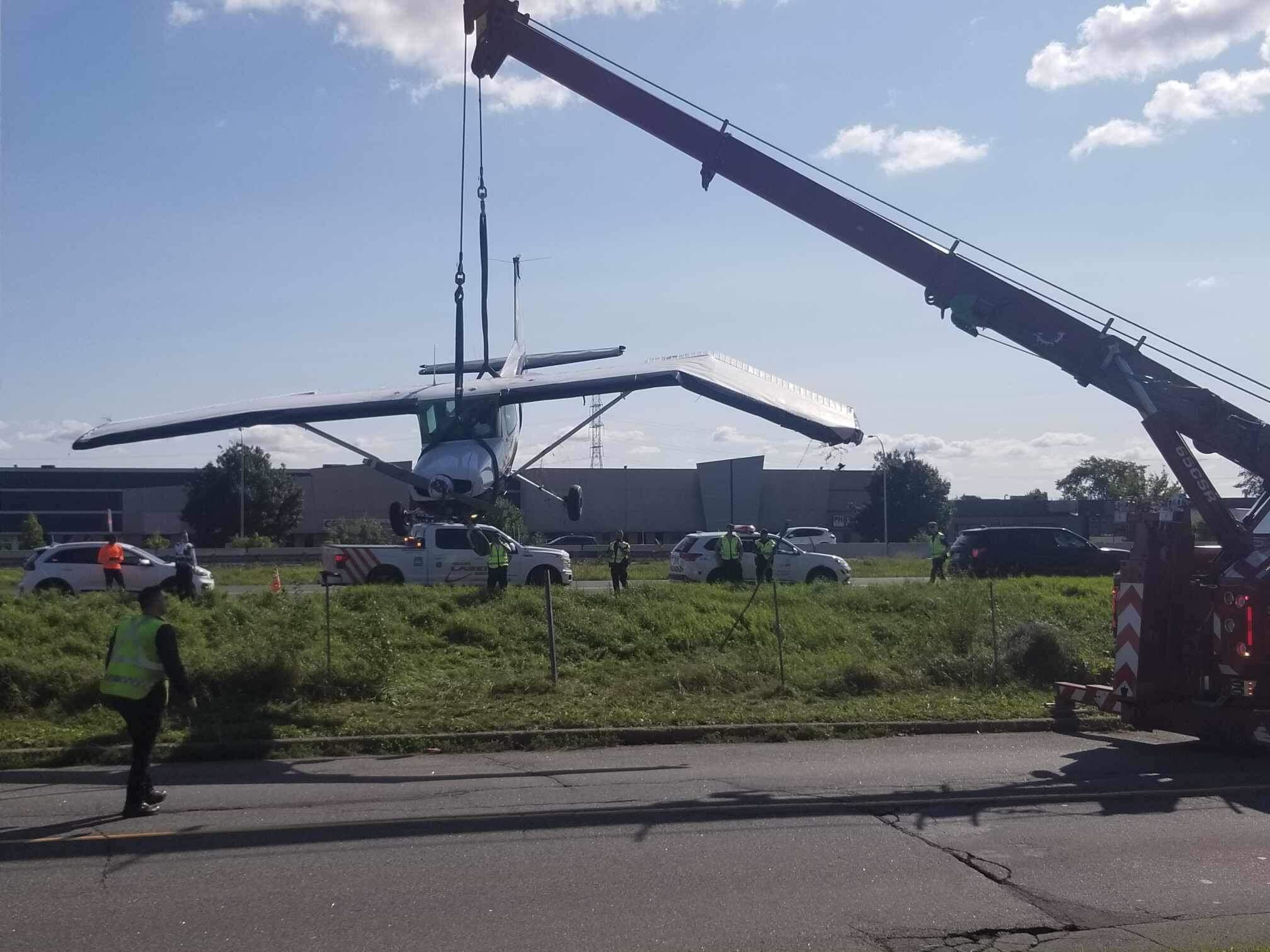 En Images Un Petit Avion S Crase En Bordure De L Autoroute