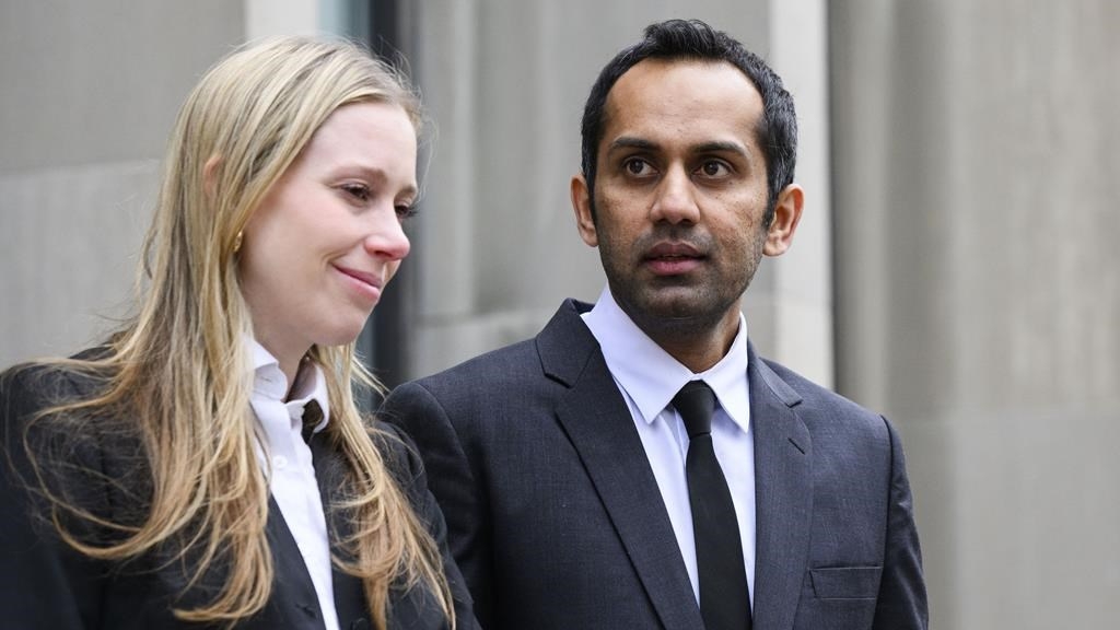 Umar Zameer réagit aux côtés de son avocate Alexandra Heine lors d'une conférence de presse suivant son verdict de non-culpabilité, à Toronto.