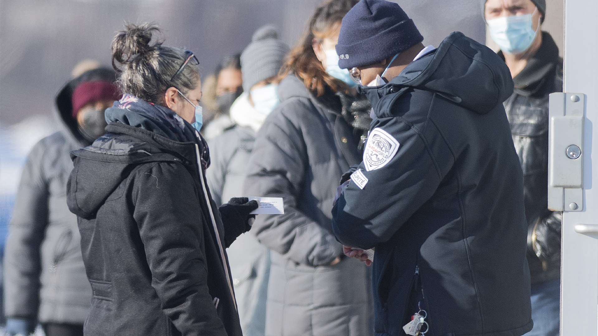 Les Québécois continuent d'attendre dans des files gigantesques afin de recevoir un test COVID. 