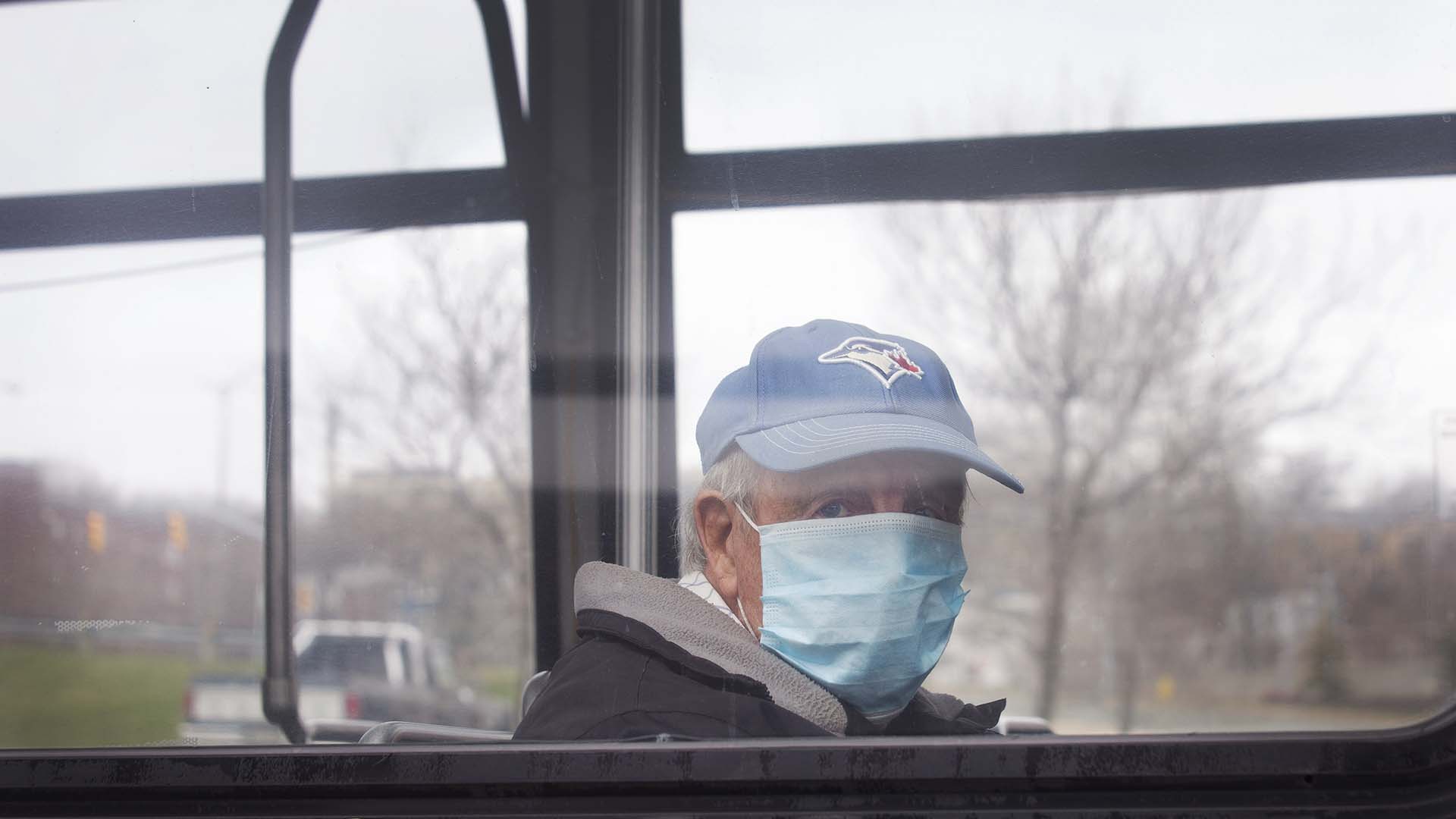 Un usager d'un autobus à St. John's, 