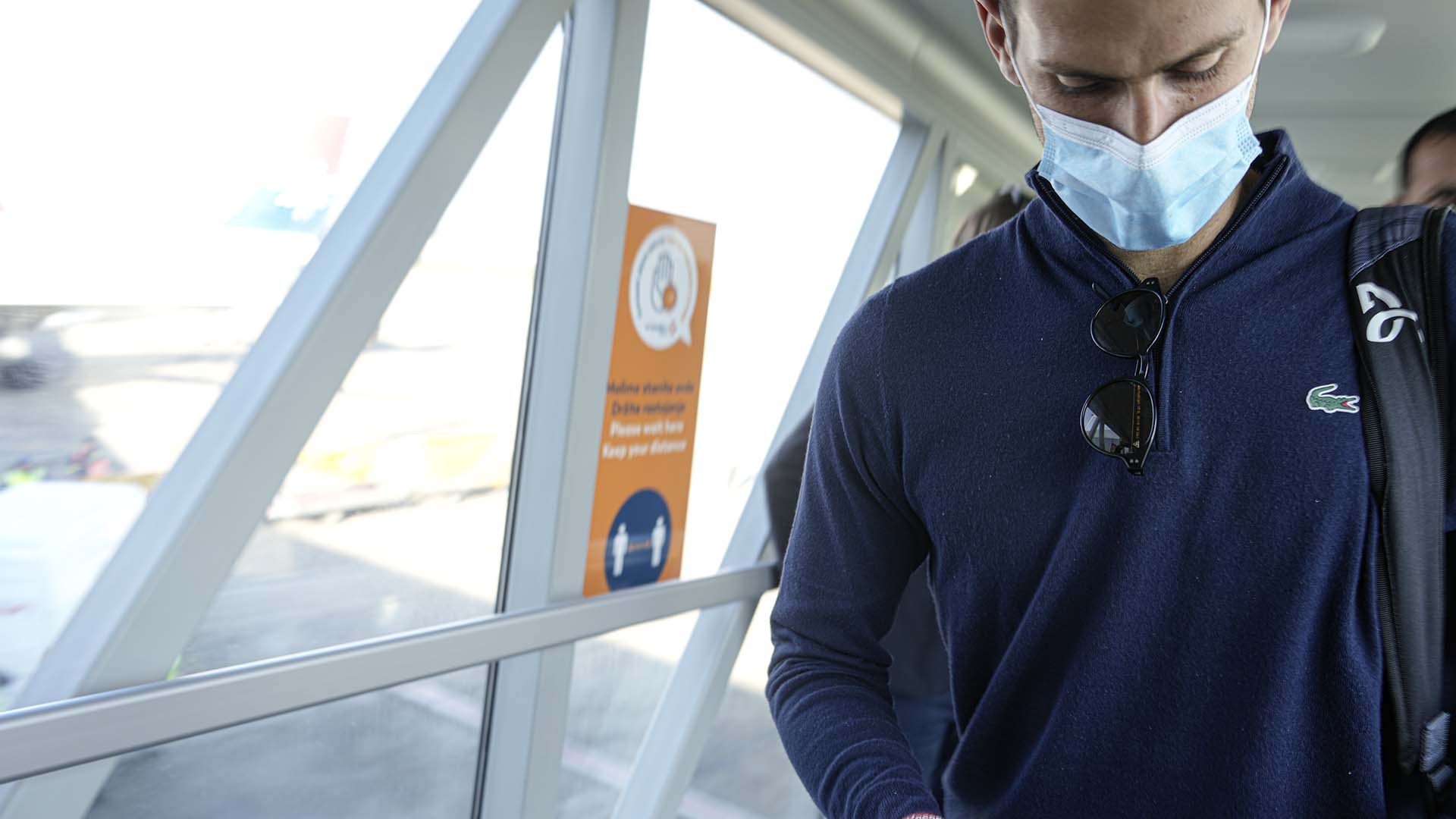 Novak Djokovic regarde ses documents après son atterrissage à Belgrade, en Serbie, le lundi 17 janvier 2022. Djokovic est arrivé dans la capitale serbe après son expulsion d'Australie dimanche après avoir perdu une offre de rester dans le pays pour défendre son titre de l'Open d'Australie malgré ne pas être vacciné contre le COVID-19. (AP Photo/Darko Bandic)