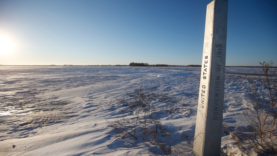 Un marqueur de la frontière Canada/États-Unis près de la ville d'Emerson au Manitoba.