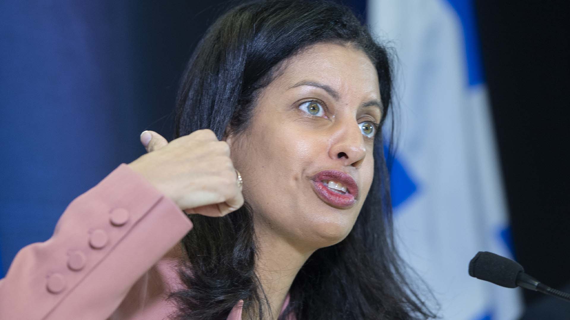 La chef du Parti libéral du Québec, Dominique Anglade, prend la parole lors d'une conférence de presse à Montréal, le dimanche 23 janvier 2022.