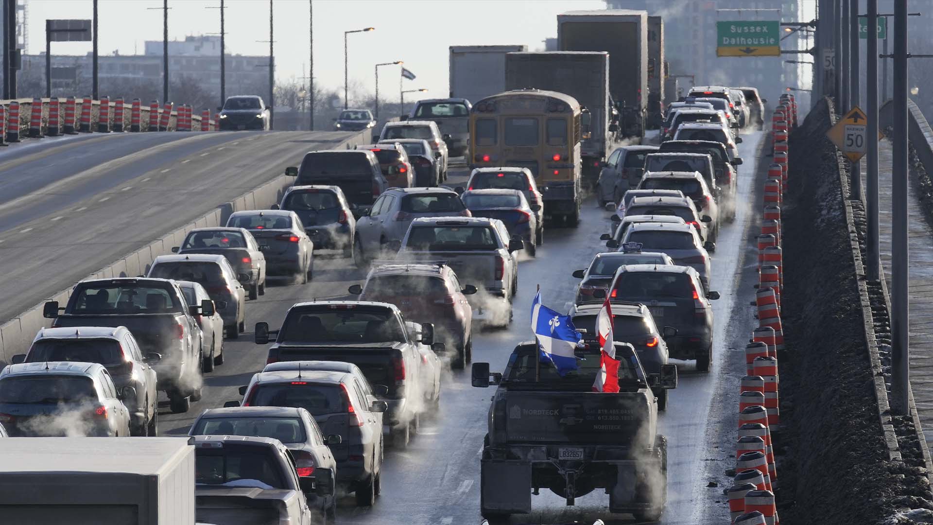 La circulation est bloquée sur le pont entre Gatineau, Qué. et Ottawa en raison du barrage routier des camionneurs le mardi 1er février 2022. Les foules se sont considérablement réduites sur la colline du Parlement et dans les environs, où les manifestants anti-COVID protestent depuis des jours.