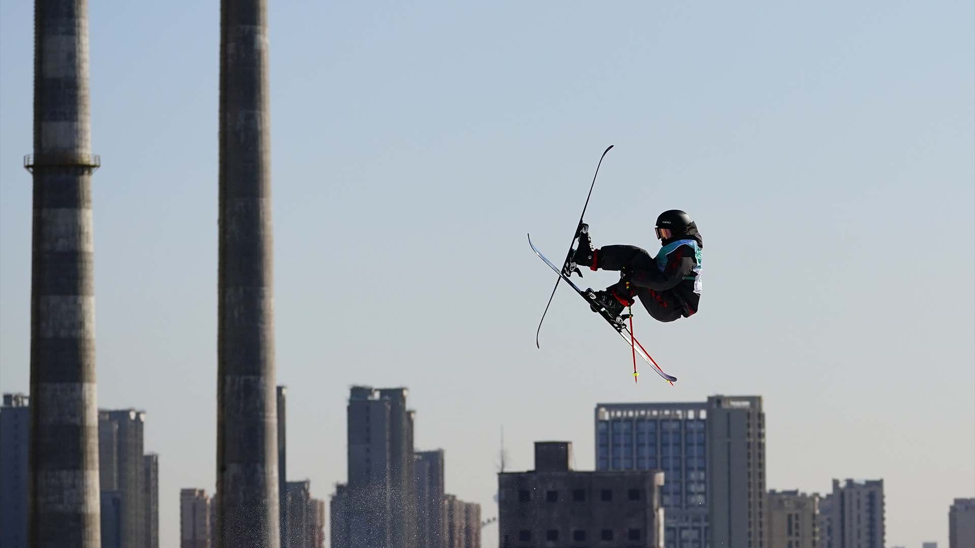 Megan Oldham, du Canada, participe à la finale féminine de big air en ski acrobatique des Jeux olympiques d'hiver de 2022, le mardi 8 février 2022, à Pékin.