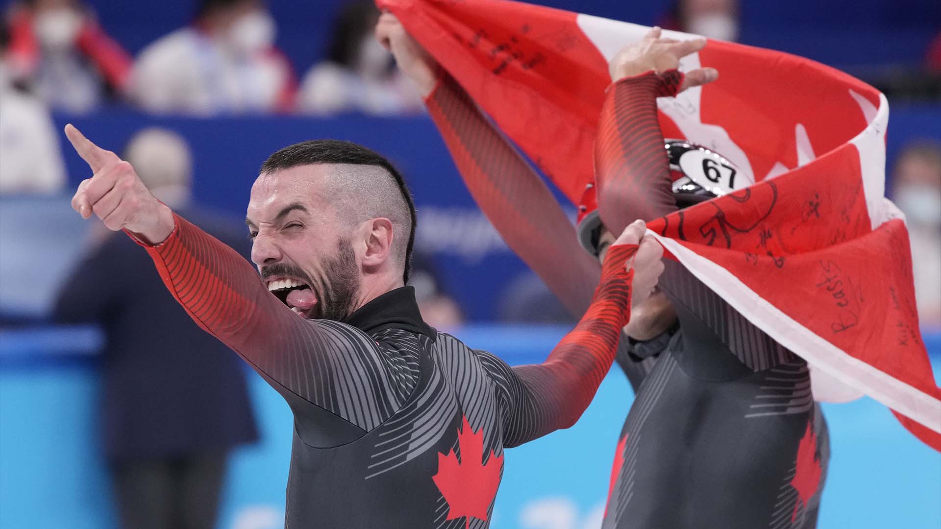 Charles Hamelin (6) du Canada réagit avec son coéquipier Jordan Pierre Gilles après avoir remporté la médaille d'or lors de la finale masculine du relais de patinage de vitesse sur piste courte de 5 000 mètres aux Jeux olympiques d'hiver de Pékin à Pékin, en Chine, le mercredi 16 février 2022.