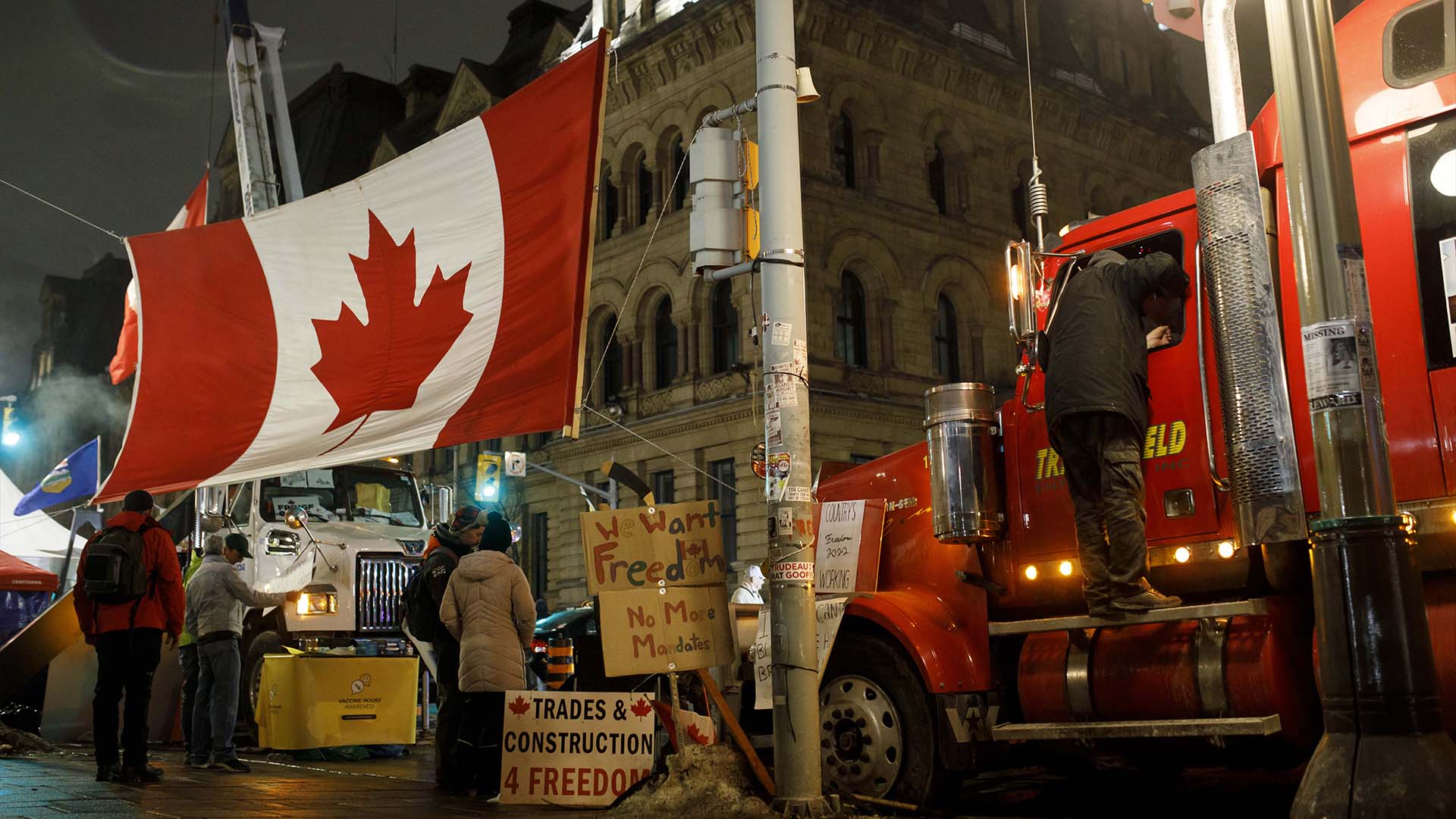 216 / 5 000 Résultats de traduction Une personne traîne sur le côté d'un camion, garé lors d'une manifestation contre les mesures COVID-19 qui s'est transformée en une manifestation antigouvernementale plus large, à Ottawa, le mercredi 16 février 2022.