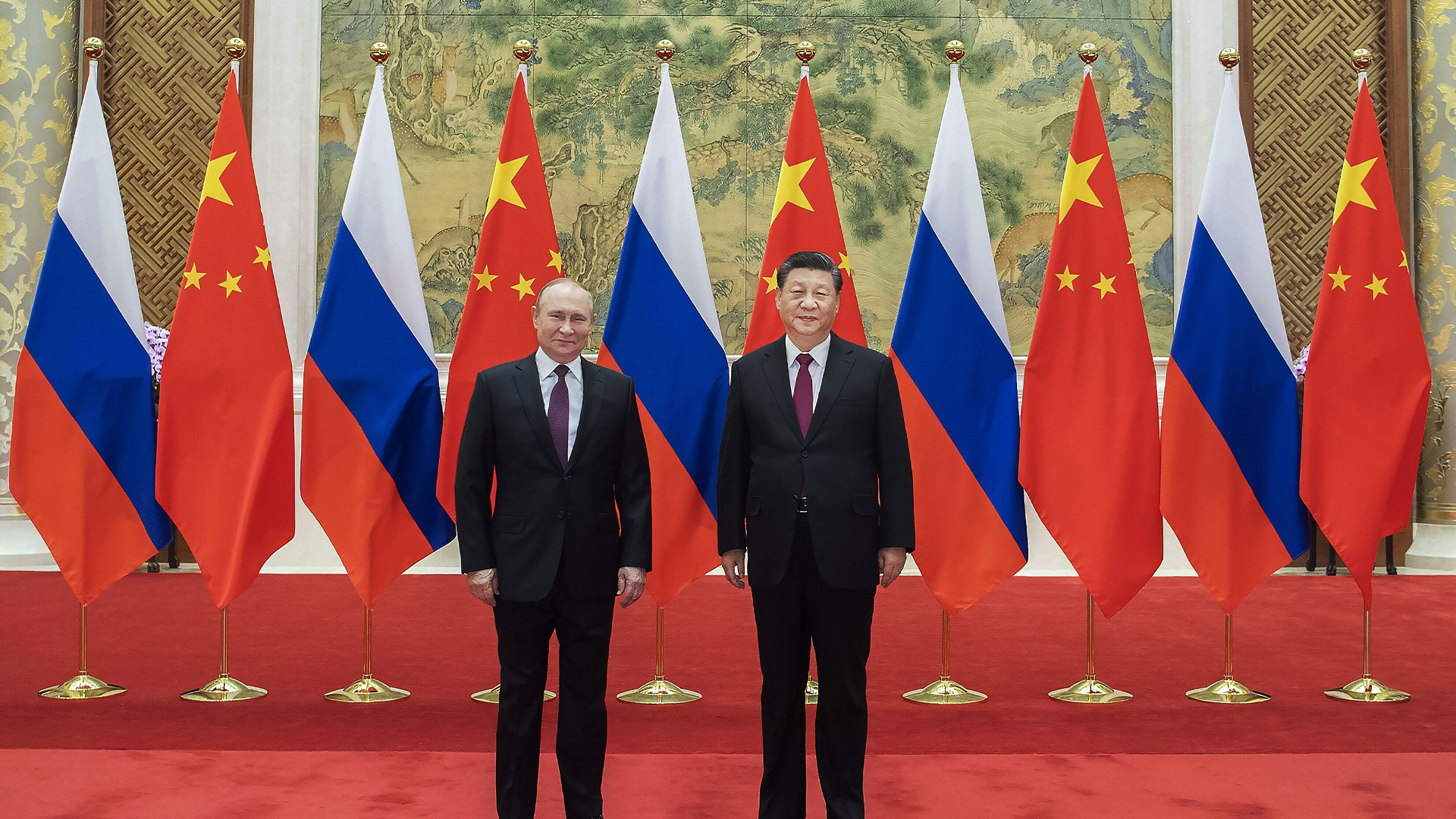 Sur cette photo fournie par l'agence de presse chinoise Xinhua, le président chinois Xi Jinping, à droite, s'entretient avec le président russe Vladimir Poutine à Pékin, en Chine, le vendredi 4 février 2022.