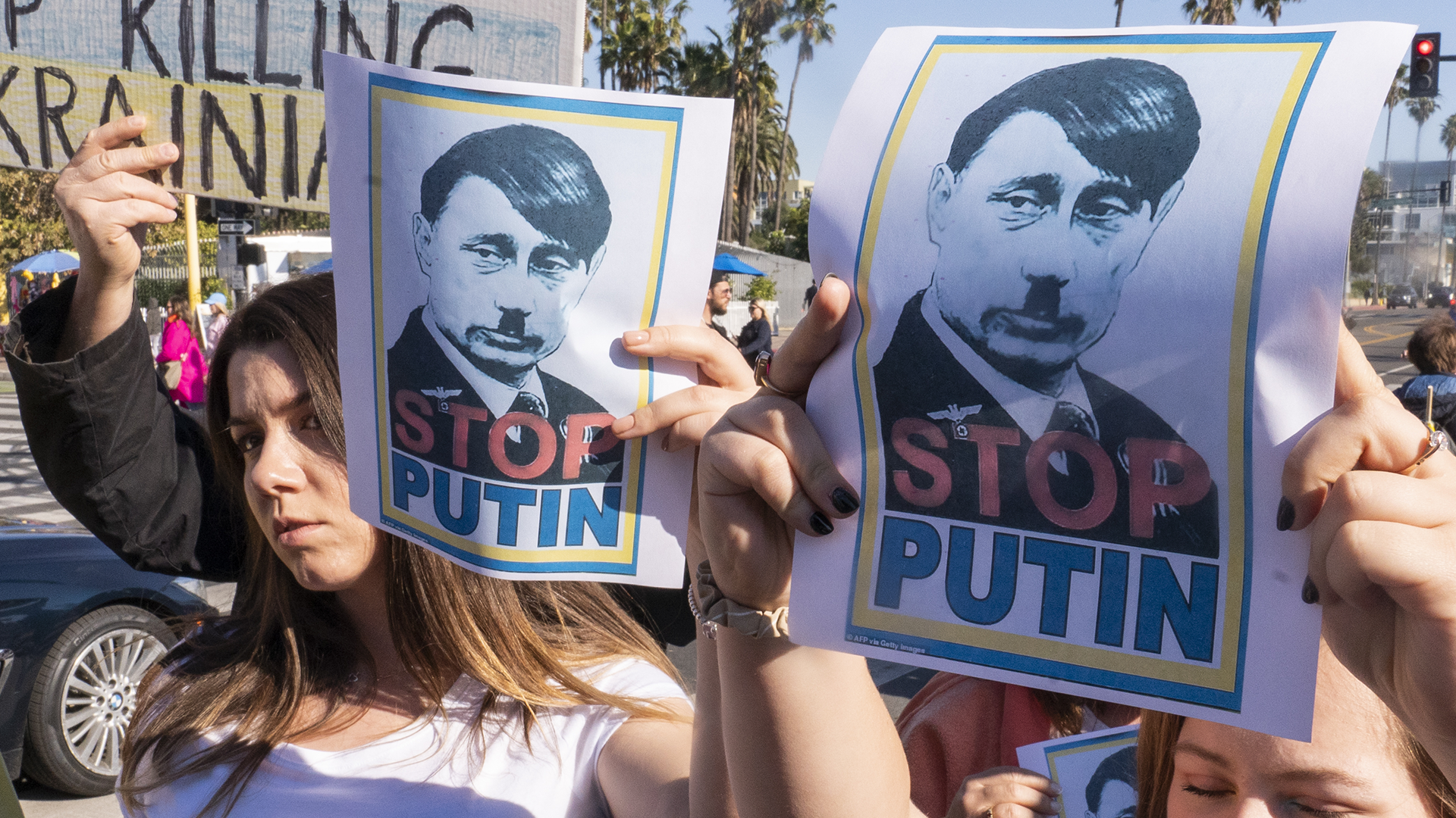 Une manifestation d'appui à l'Ukraine à Sante Monica, en Californie. 