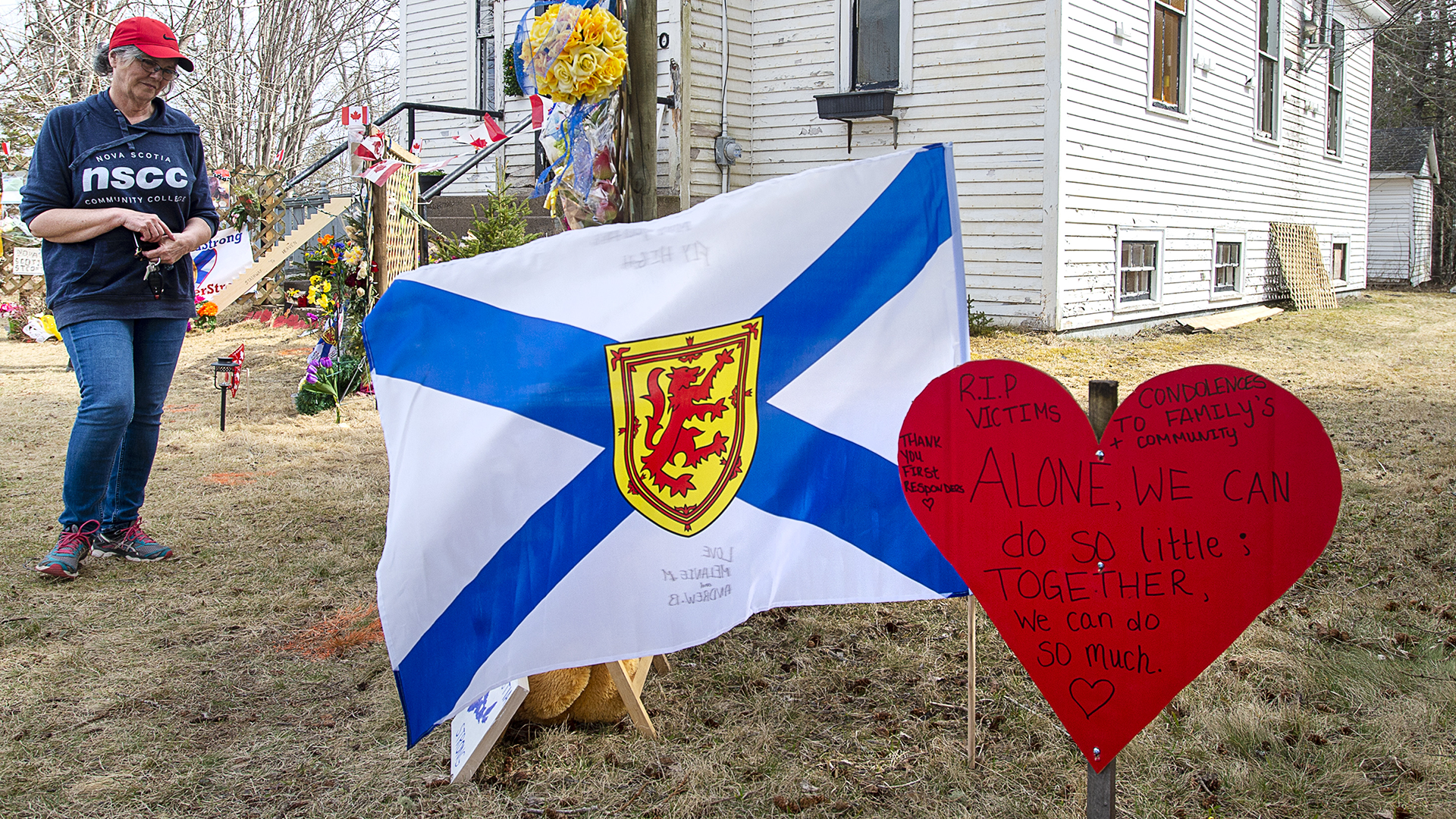 Un hommage érigé par des habitants le 26 avril 2020, à la suite des tragiques événements.