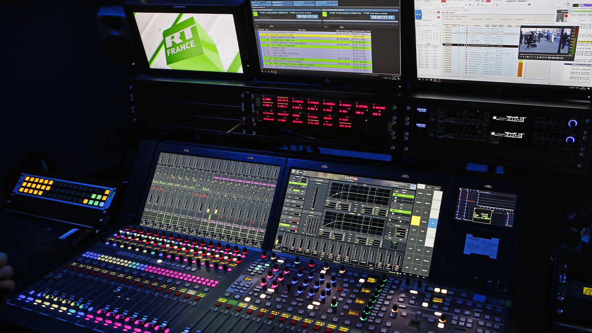 La table de mixage et de montage de RT France est photographiée à Paris. La chaîne de télévision publique russe RT, anciennement connue sous le nom de Russia Today, diffuse déjà en anglais, espagnol et arabe, et a lancé une chaîne française en 2018.