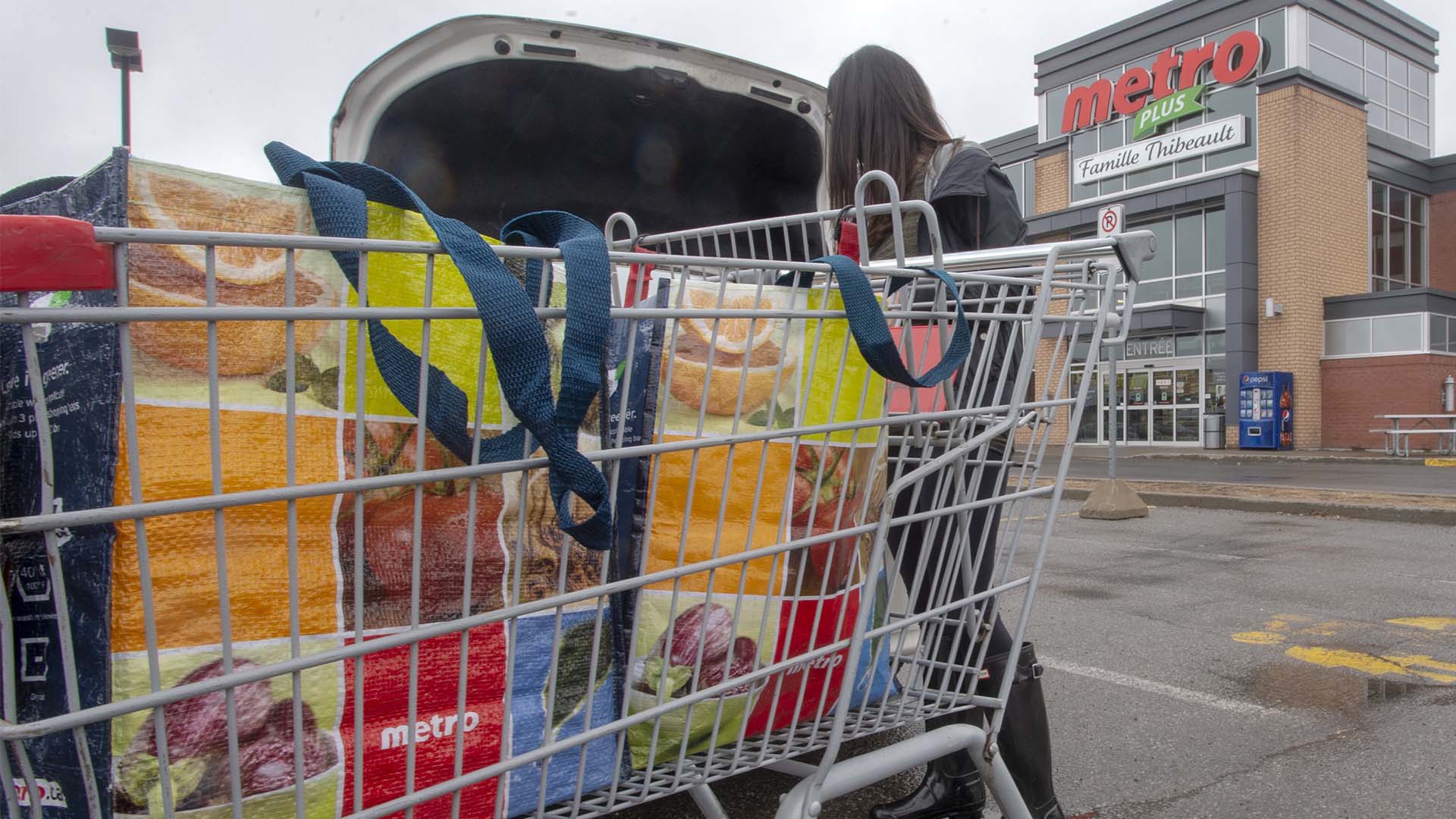 Selon le sondage, mené via la plateforme Caddle, les circulaires restent le moyen le plus courant pour les consommateurs de découvrir des rabais. Suivent les applications mobiles et les panneaux en magasin.