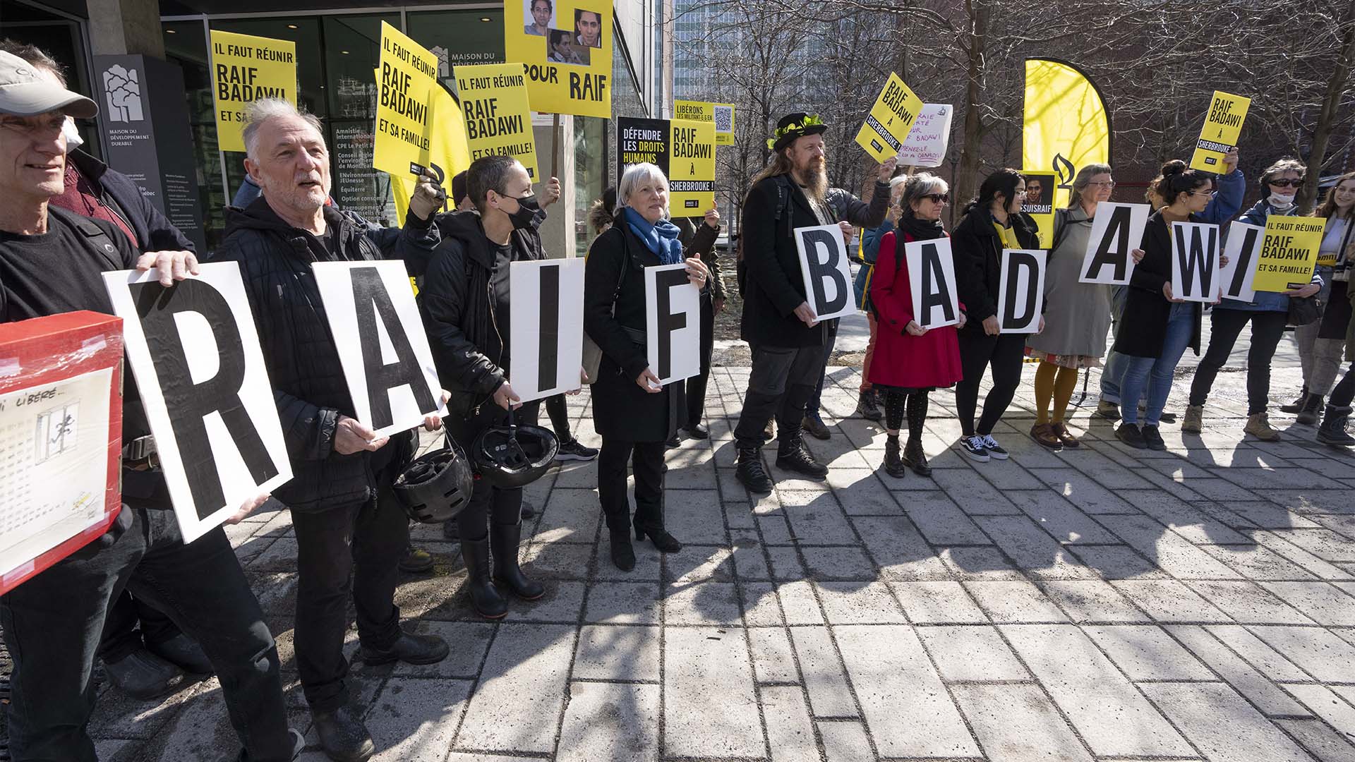 Des personnes réclament le retour de Raif Badawi au Canada lors d'une manifestation le jeudi 17 mars 2022 à Montréal.