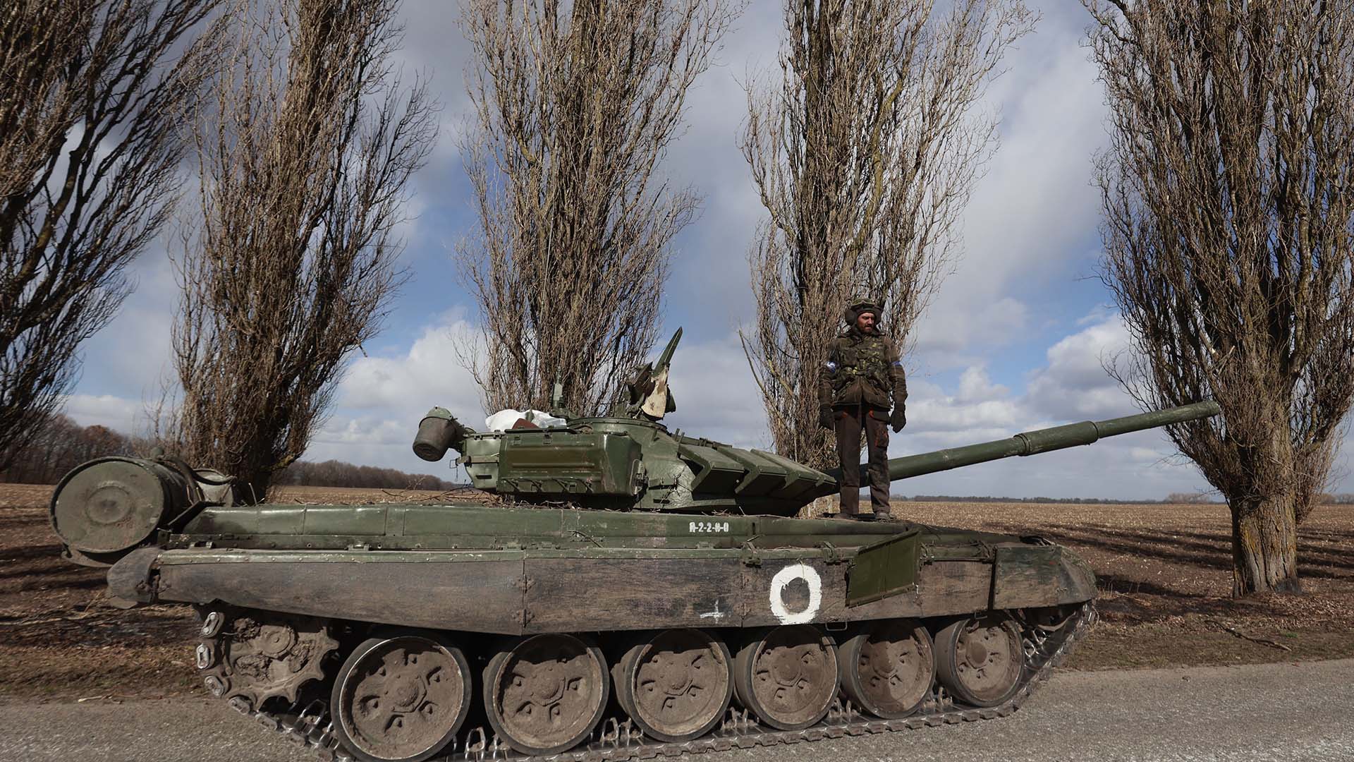 Un militaire ukrainien se tient debout sur un char dans le village de Lukyanivka, région de Kyiv, Ukraine.