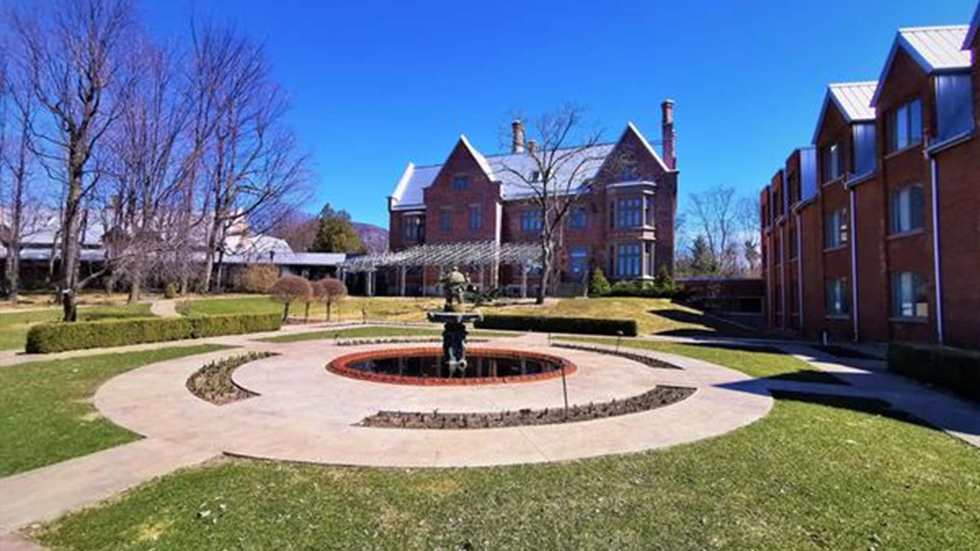 Le Manoir Rouville-Campbell à Mont-Saint-Hilaire au printemps.