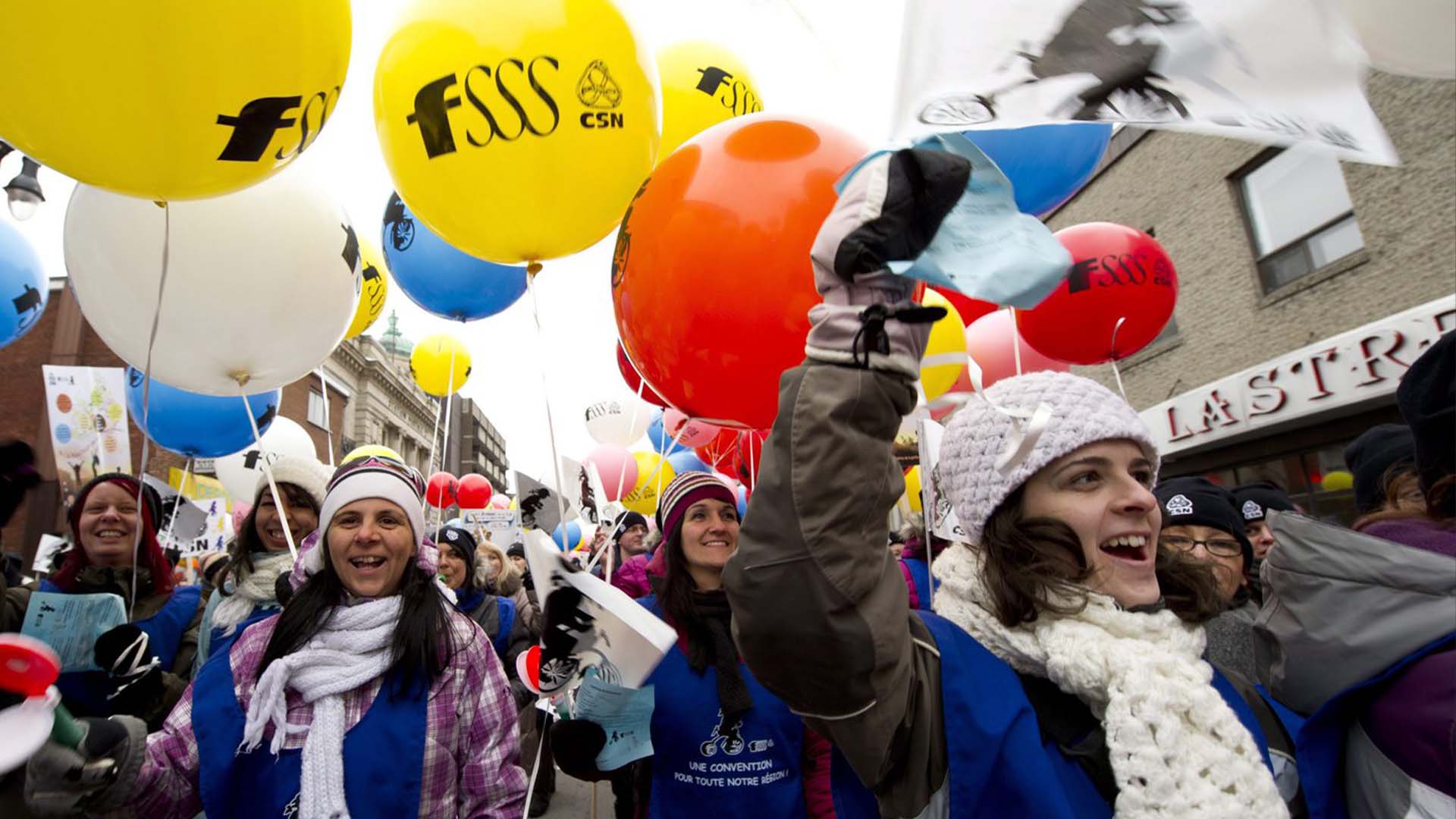 Des milliers de travailleuses et travailleurs en garderie en grève défilent dans les rues du centre-ville de Montréal le vendredi 10 février 2012 pour une journée de grève. Les éducatrices en garderie sont sans contrat depuis deux ans.