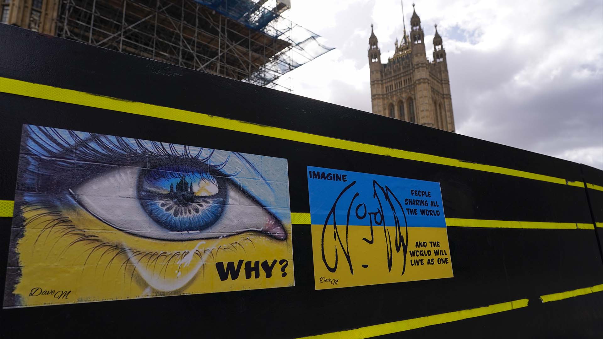 Des autocollants représentant le drapeau ukrainien sont apposés sur les barrières à l'extérieur du Parlement britannique à Londres, le jeudi 7 avril 2022.