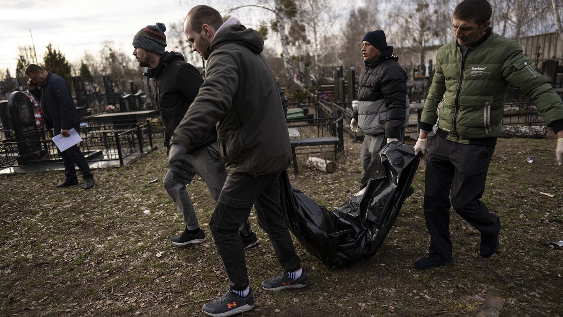 Des ouvriers du cimetière transportent les cadavres de civils tués à Bucha, en périphérie de Kyiv, en Ukraine.