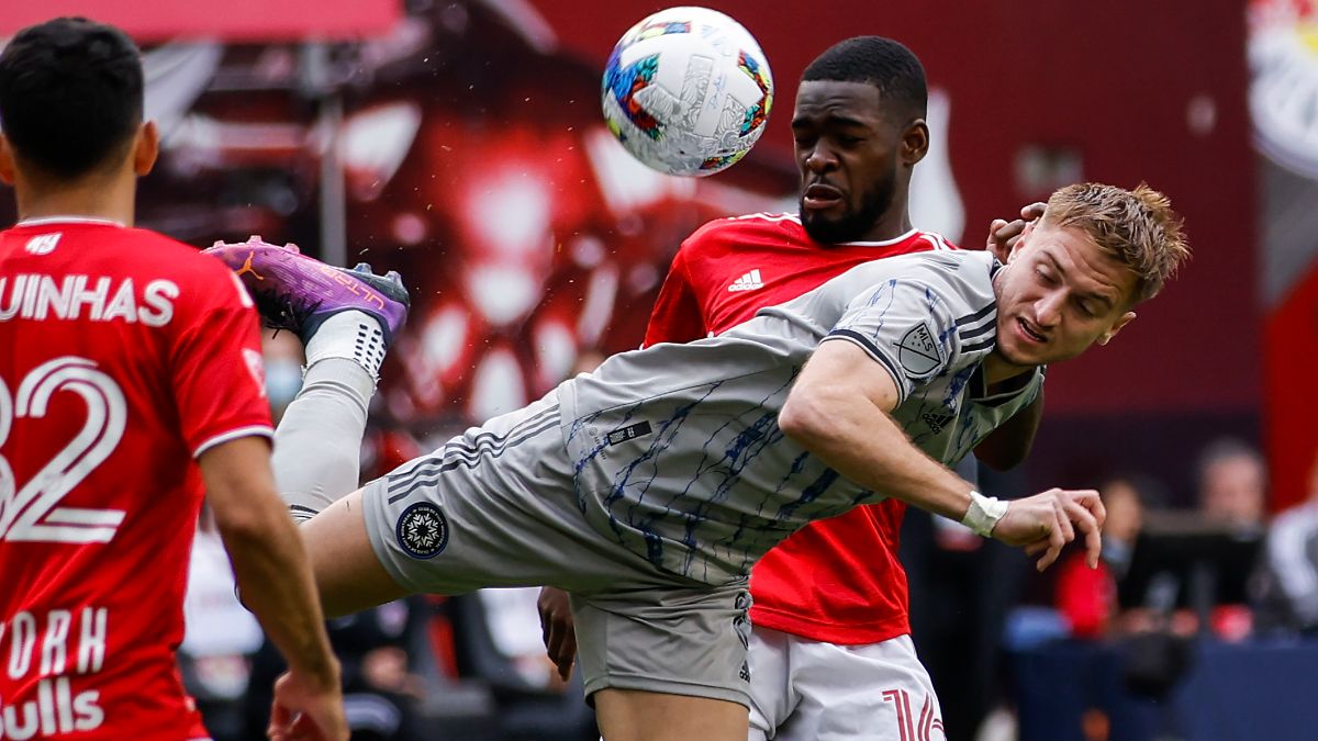 Le milieu de terrain du CF Montréal, Djordje Mihailovic (8), à droite, se bat pour le ballon contre le milieu de terrain des New York Red Bulls, Dru Yearwood (16),  pendant la rencontre sportive. 