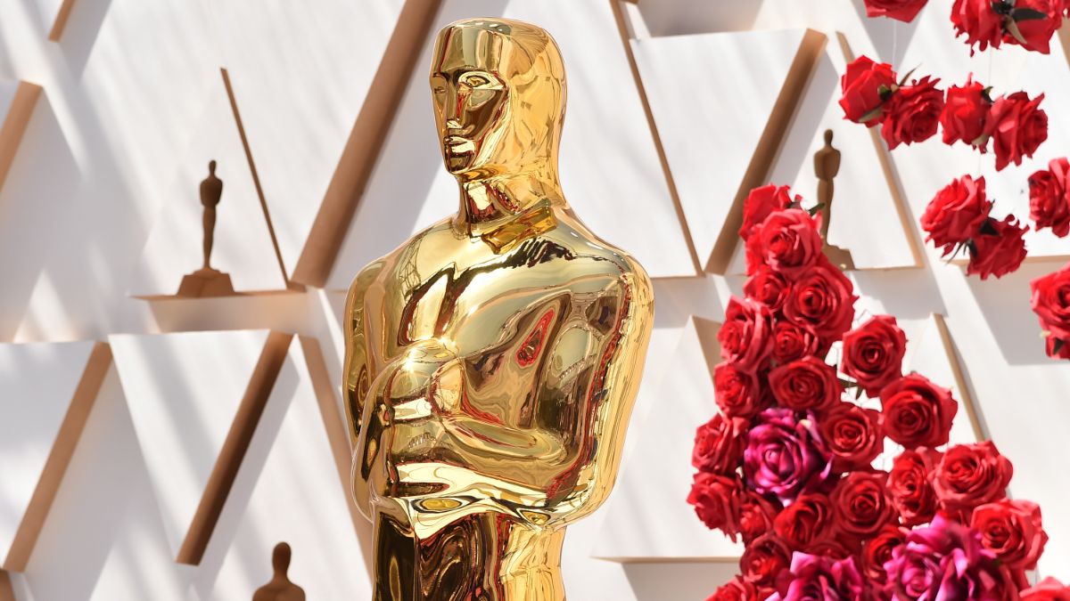 La fameuse statuette dorée en format géant sur le tapis rouge de la 94 cérémonie des Oscars, le 27 mars