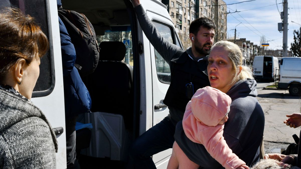 Des Ukrainiens sont évacués de la gare de Kramatorsk, le 9 avril.