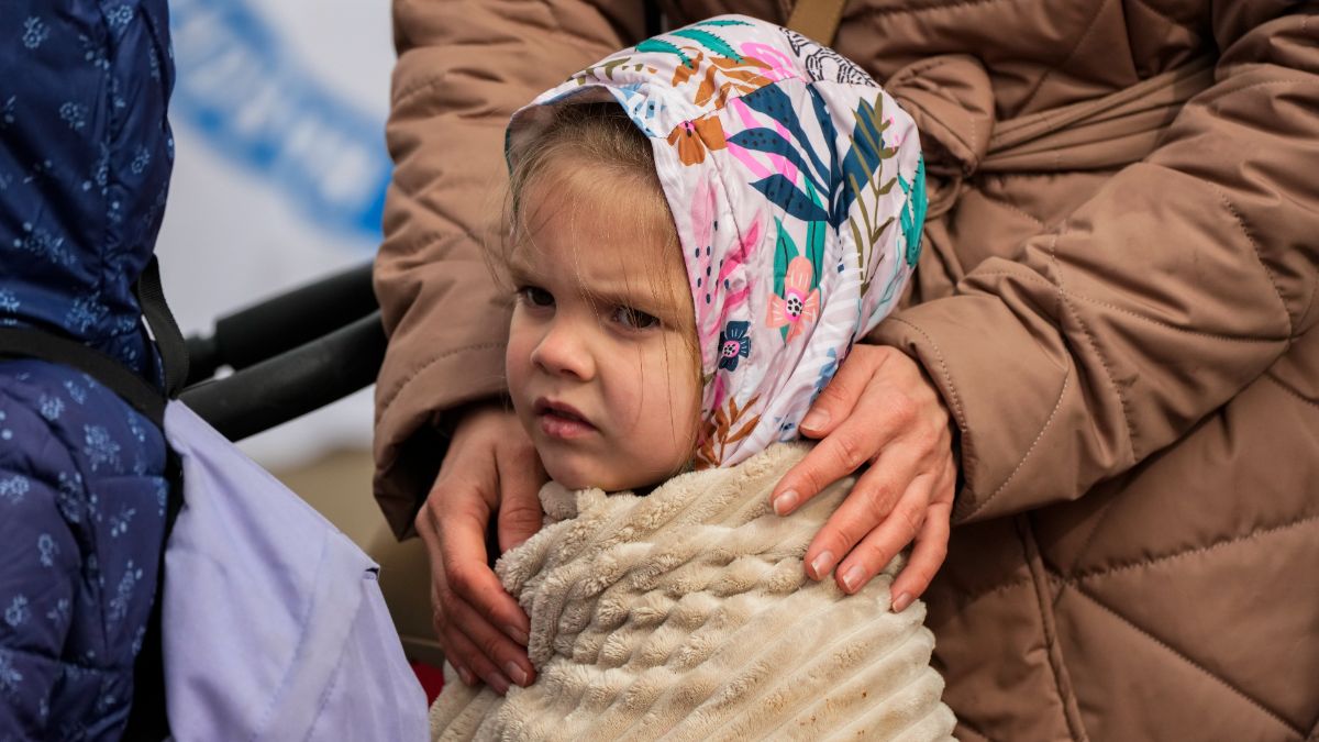 Un enfant réfugié attend de traverser la frontière de la Pologne, le dimanche 10 avril.