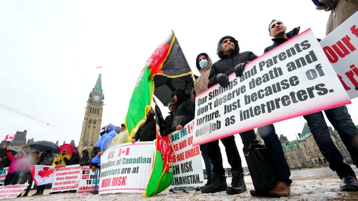 Des interprètes d'Afghanistan ont manifesté sur la colline du Parlement à Ottawa, le 31 mars 2022. 