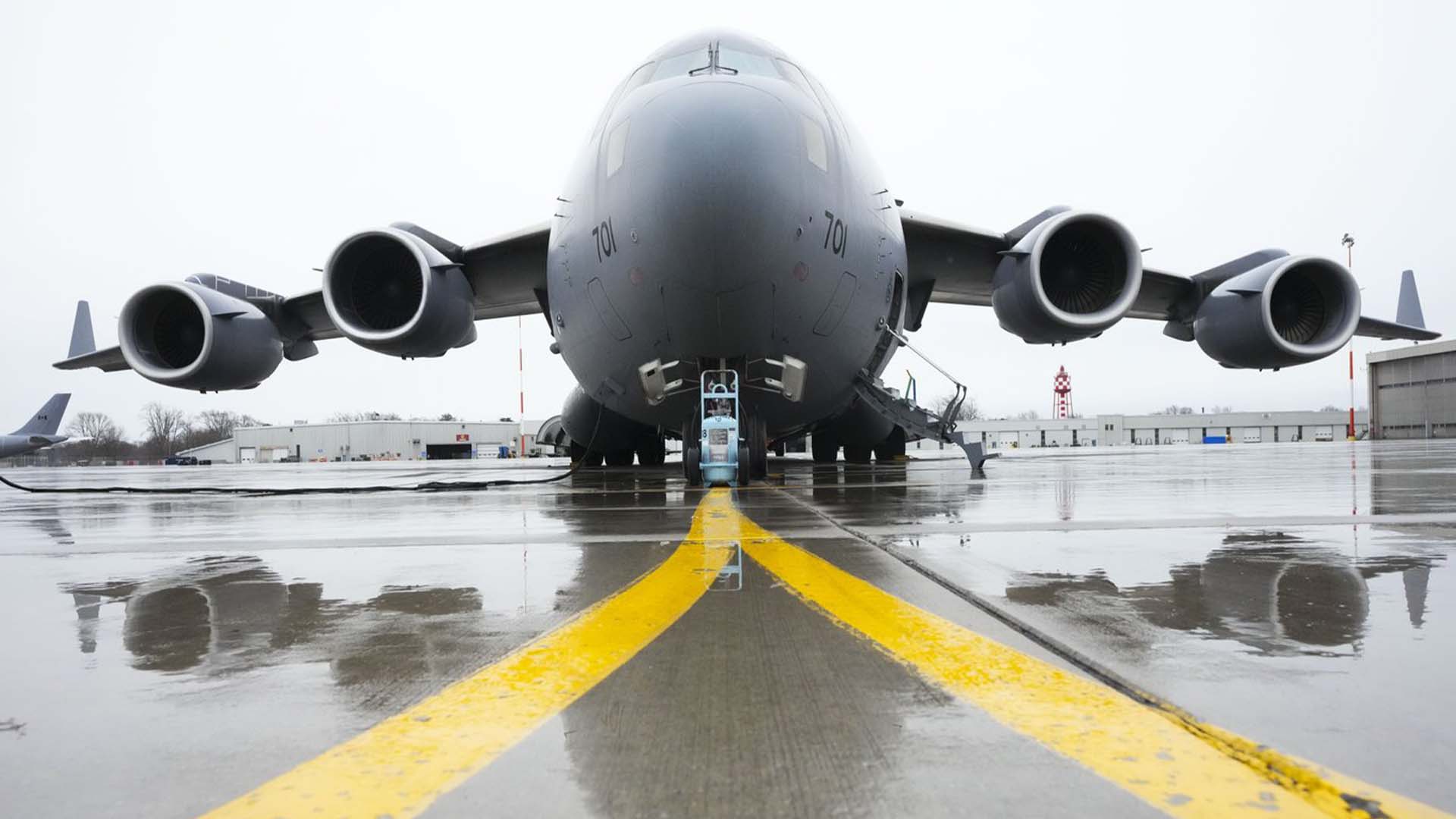 Le personnel de l'Aviation royale canadienne charge de l'aide non létale et létale à la BFC Trenton, en Ontario, le lundi 7 mars 2022. La cargaison est à destination de l'Ukraine via la Pologne.