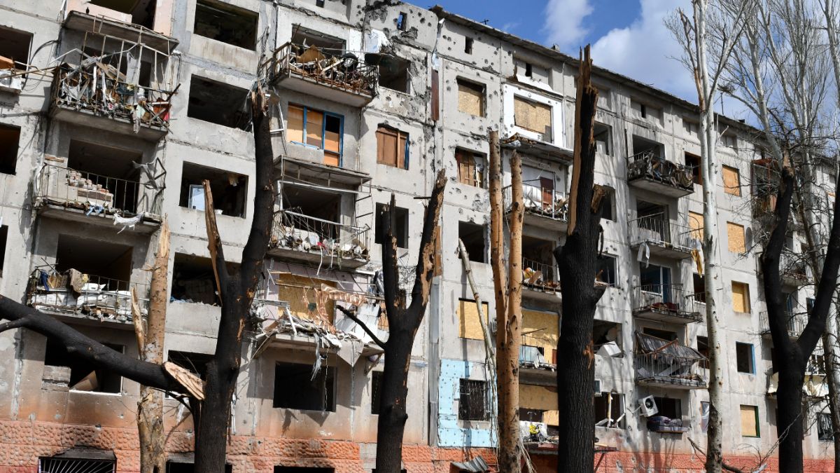 Une vue d'un bloc d'immeubles d'habitation endommagé par un bombardement à Kramatorsk, en Ukraine.