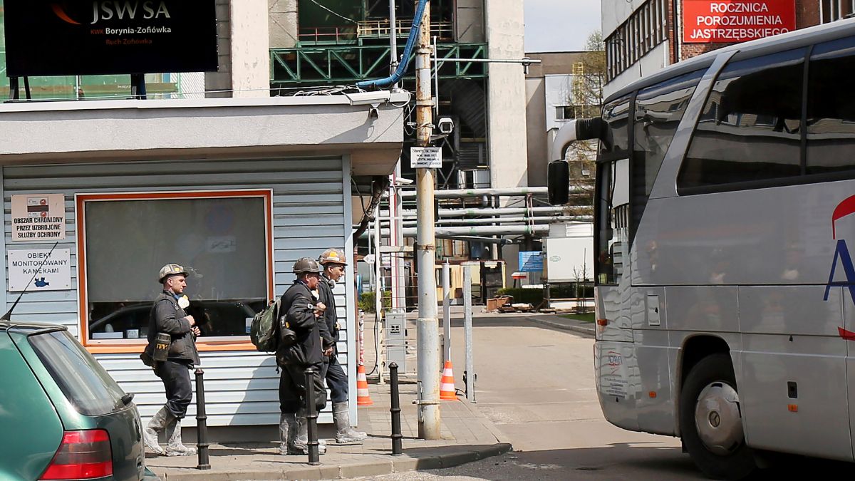 Des sauveteurs sont à la recherche des 10 mineurs portés disparus après le tremblement souterrain. 