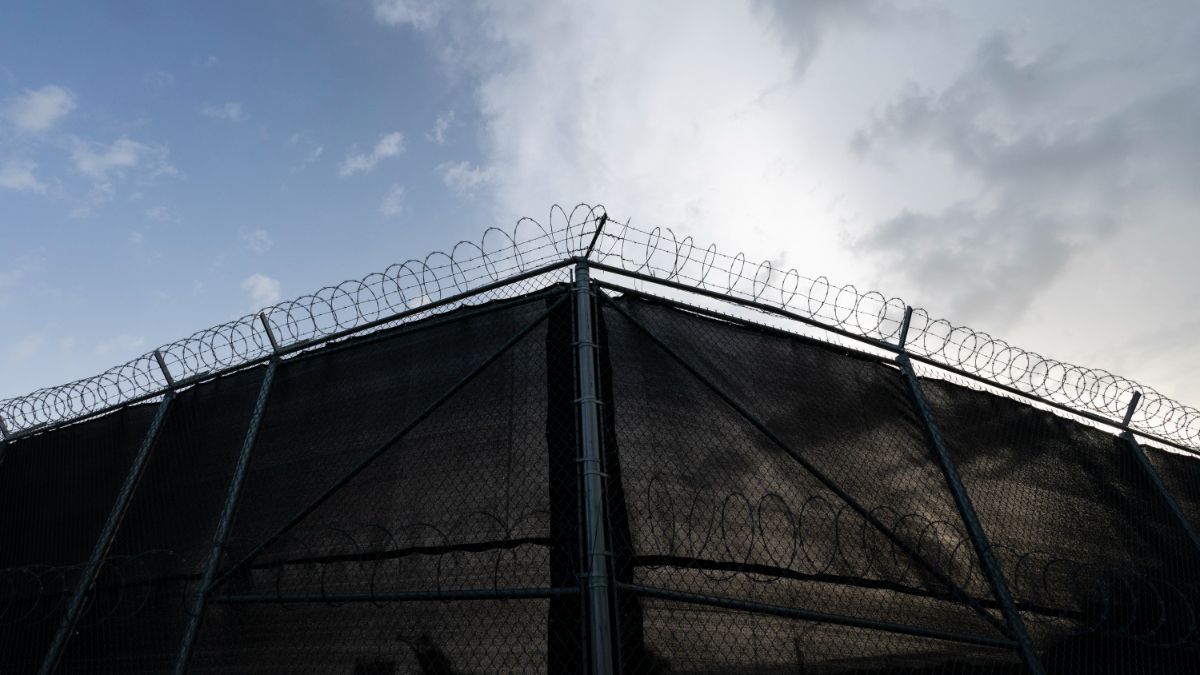 Une clôture près du camp de Guantánamo à Cuba.