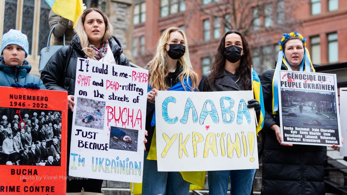 «Génocide du peuple ukrainien», peut-on lire sur la pancarte d’une manifestante.