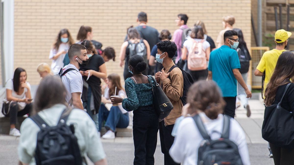 Des étudiants discutent devant le Collège Dawson à Montréal. 