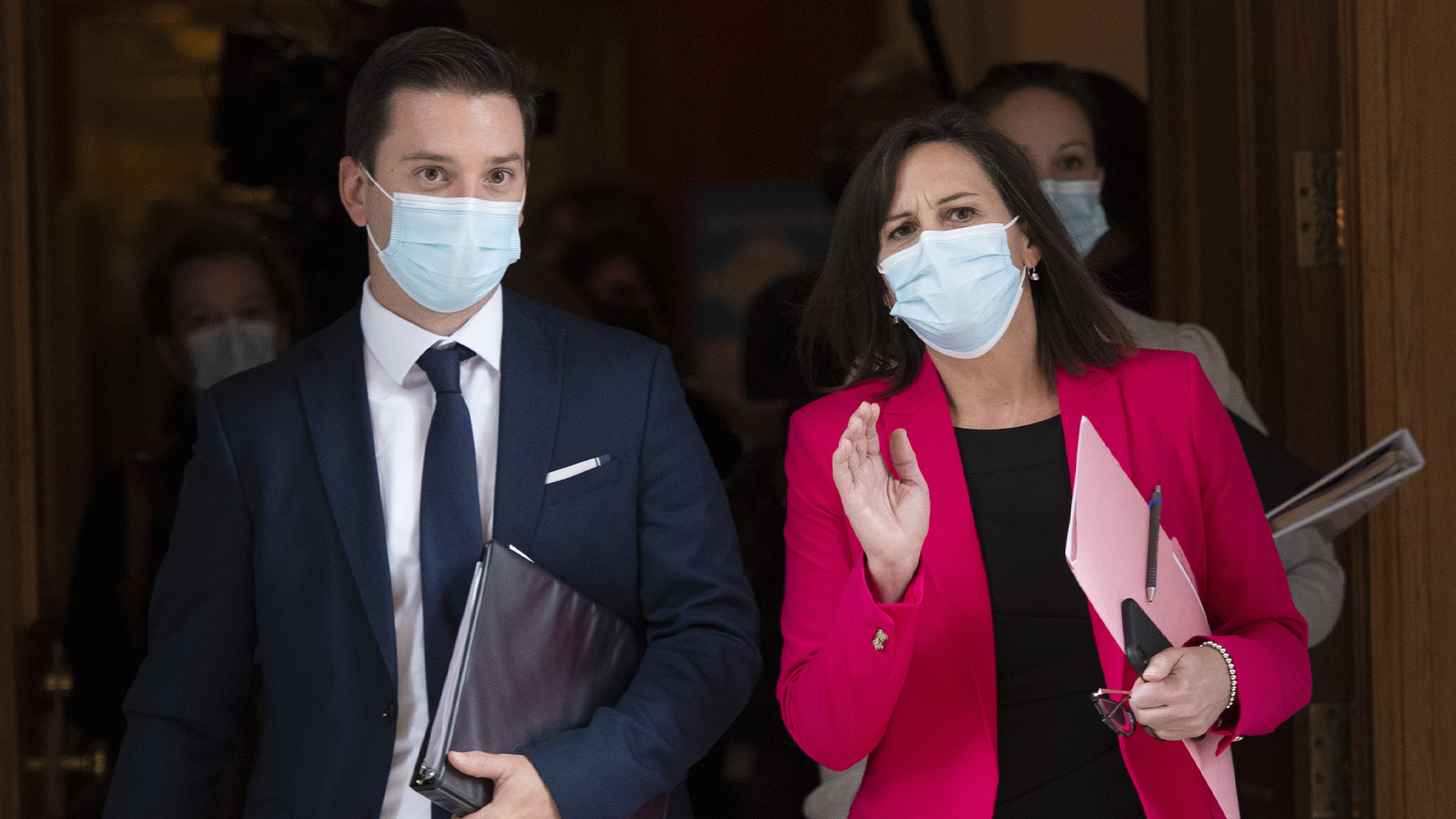 Simon Jolin-Barrette et Isabelle Charest en route vers un point de presse en septembre 2021.