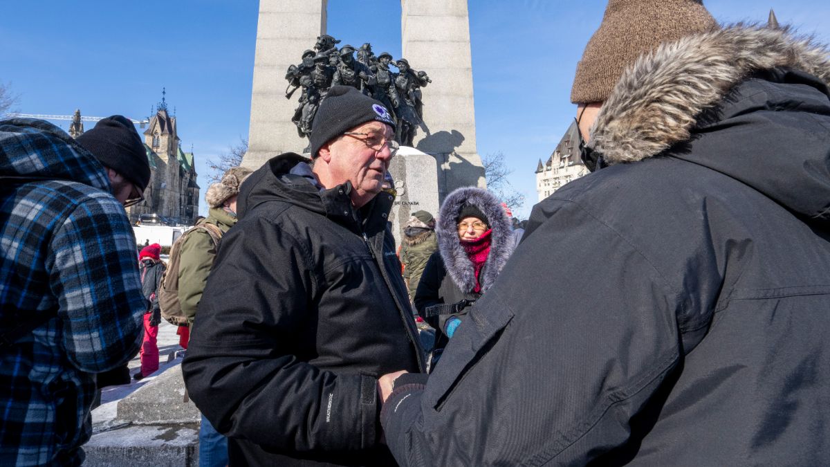 Le député indépendant de l'Ontario Randy Hillier salue les manifestants anti-mandat à Ottawa en février 2022.