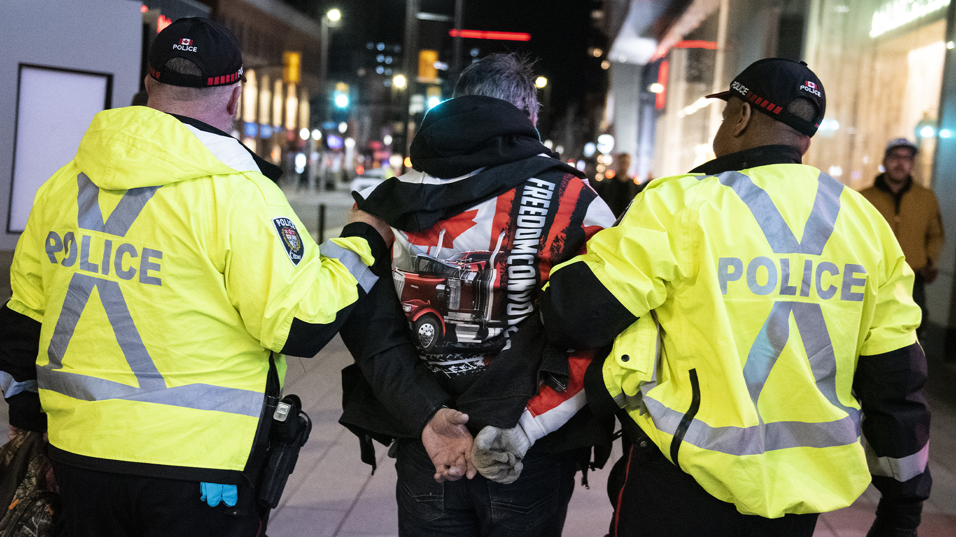 Un manifestant est arrêté par des policiers 