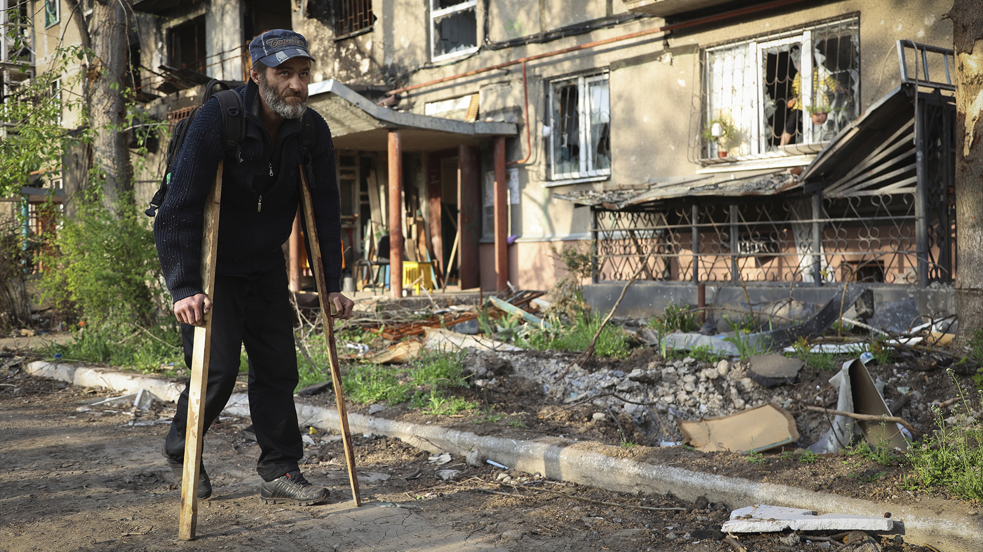 Un homme marche à côté d'un bâtiment complètement détruit à Marioupol, en Ukraine, le 29 avril 2022.