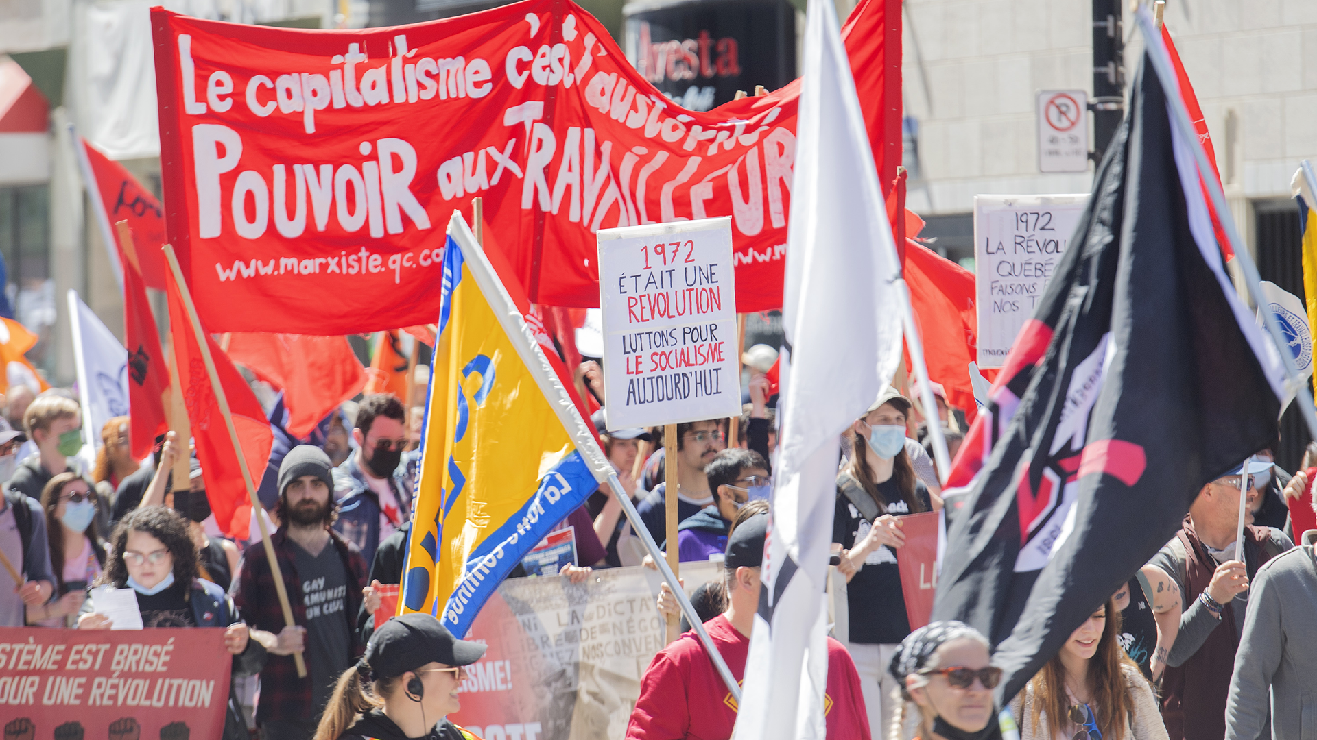 Environ un millier de manifestants ont défilé dans les rues de Montréal dimanche pour souligner la Journée internationale des travailleuses et des travailleurs et exiger une hausse du salaire minimum et de meilleures conditions d'emploi.