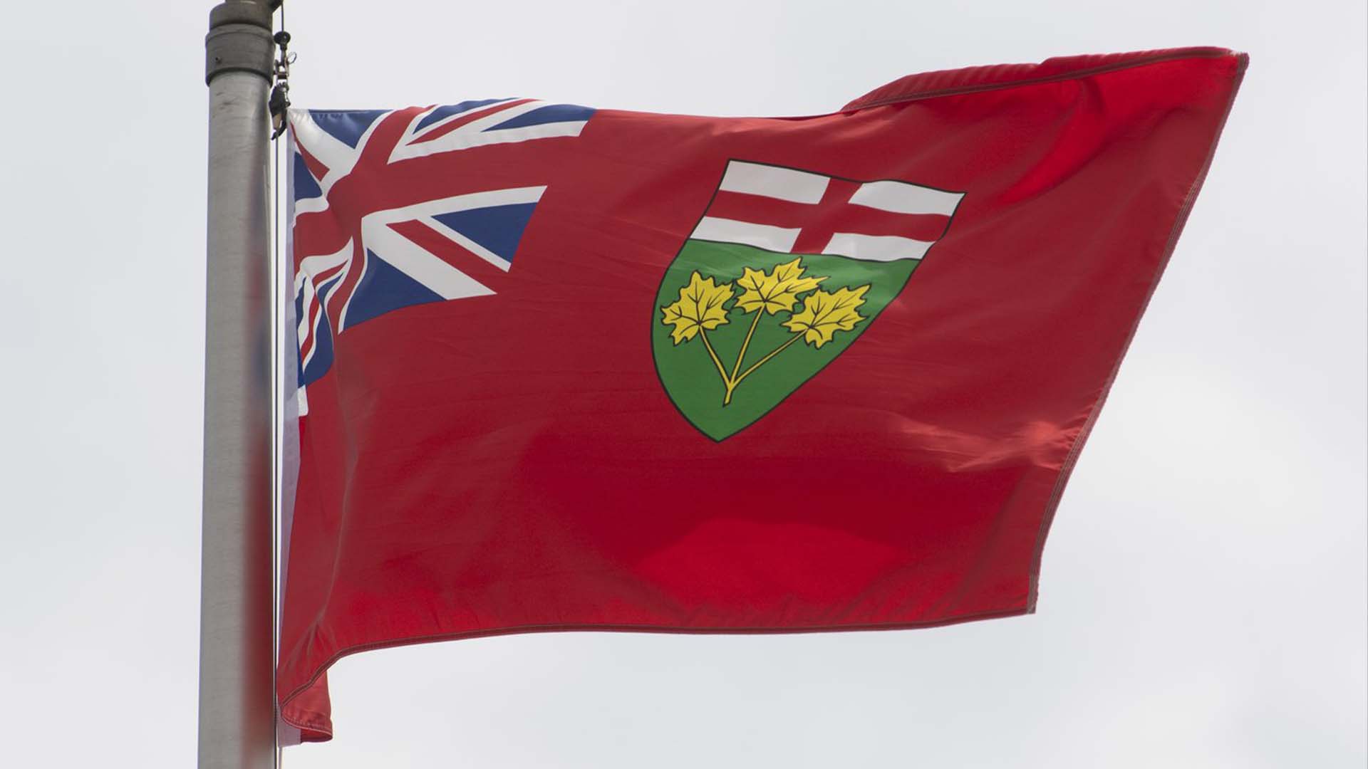 Le drapeau provincial de l'Ontario flotte à Ottawa, le lundi 6 juillet 2020. Le Bureau de la sécurité des transports du Canada enquête sur un accident d'avion vendredi qui a tué quatre personnes près de Sioux Lookout.