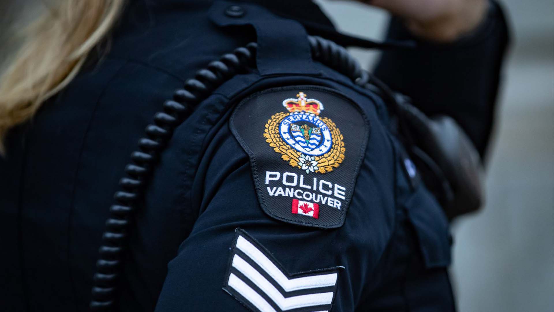 Un écusson du service de police de Vancouver est visible sur l'uniforme d'un officier à Vancouver, le samedi 9 janvier 2021.