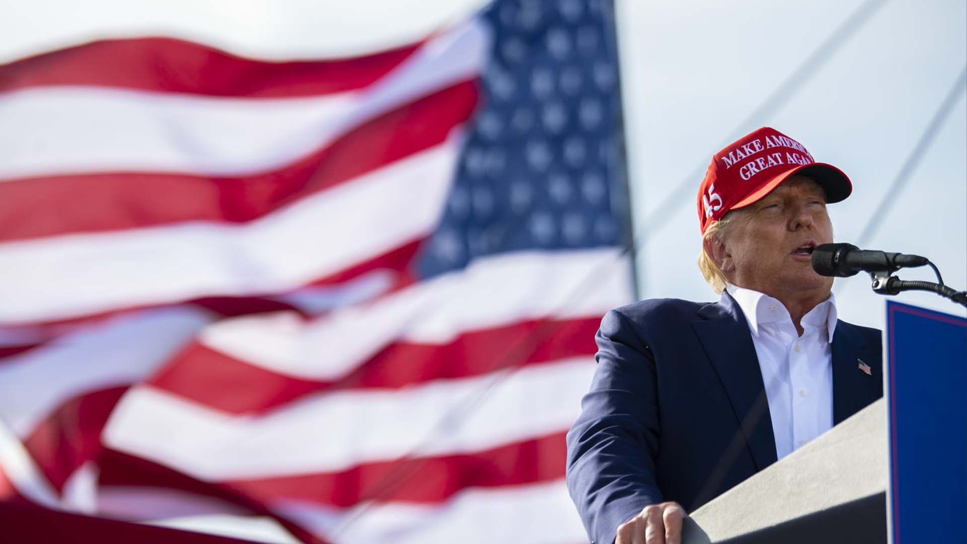 L'ancien président Donald Trump prend la parole lors d'un rassemblement électoral pour le candidat au poste de gouverneur républicain du Nebraska, Charles Herbster, le dimanche 1er mai 2022.