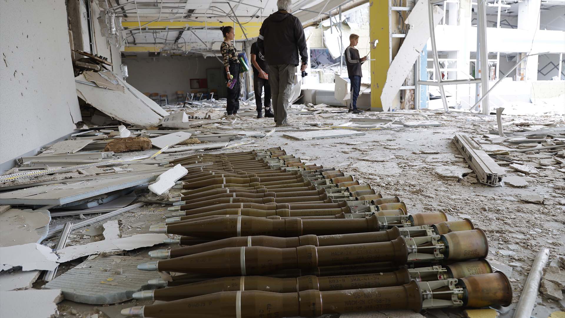 Des obus RPG gisent dans le hall d'une école détruite à Marioupol, dans le territoire sous le gouvernement de la République populaire de Donetsk, dans l'est de l'Ukraine, le lundi 2 mai 2022.