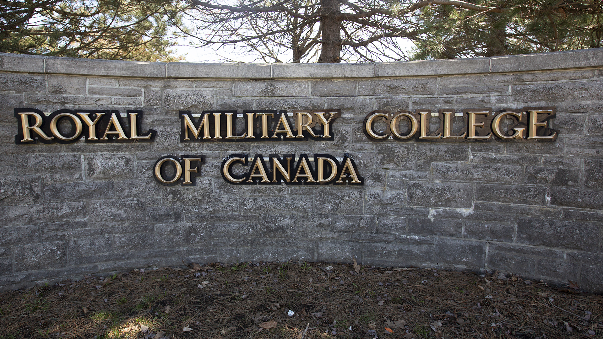 Le ministère de la Défense nationale exclut tout acte criminel dans la mort de quatre élèves officiers au Collège militaire royal du Canada, la semaine dernière à Kingston, en Ontario.