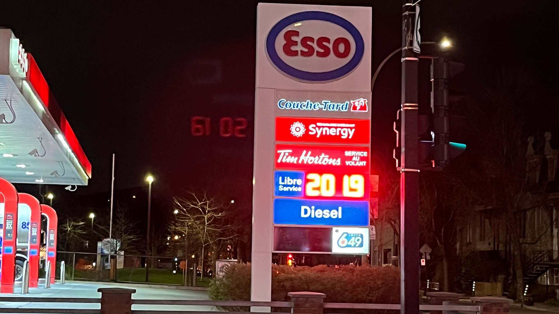 Le prix du litre d'essence ordinaire s'affiche à plus de 2$ dans certaines stations-service, notamment à Montréal le vendredi 6 mai 2022.