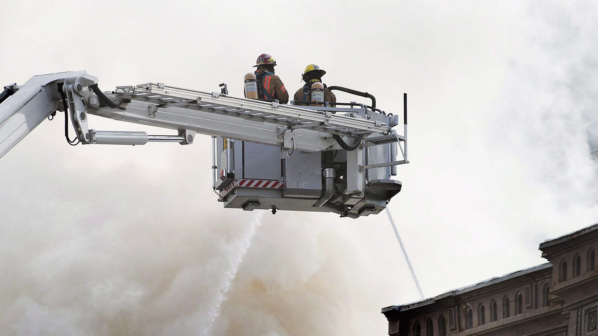 La Sécurité incendie de Montréal a demandé à la population d'éviter le secteur et leur a avisé d'une possible coupure de courant. 