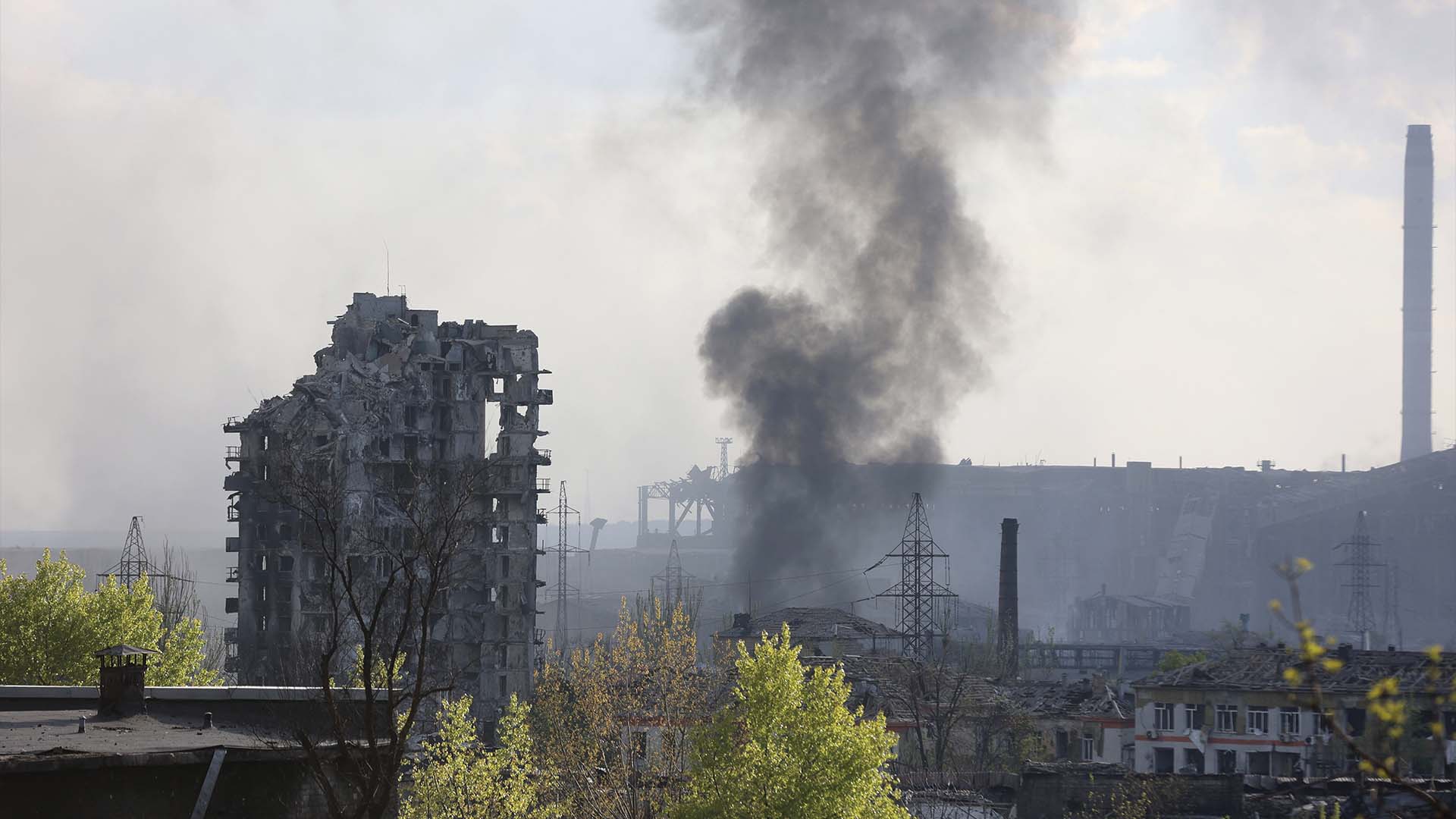 De la fumée s'élève de l'aciérie d'Azovstal à Marioupol, sur le territoire sous le gouvernement de la République populaire de Donetsk, dans l'est de l'Ukraine, le 4 mai 2022.