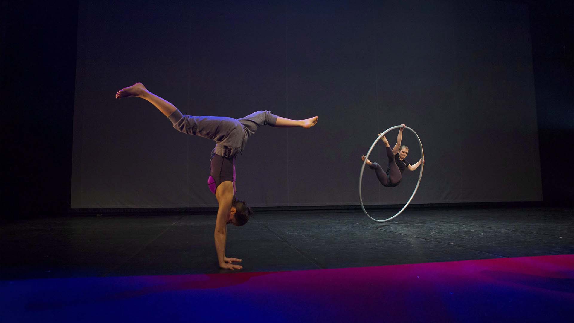 Les artistes s'échauffent avant la soirée d'ouverture du Cirque Eloize à Toronto pour Cirkopolis, le mercredi 1er mars 2017.
