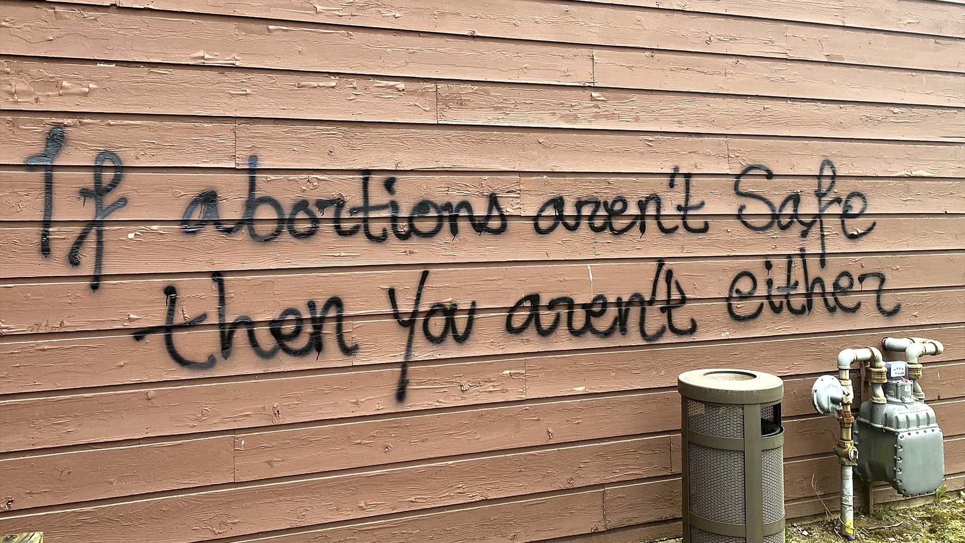 On ne savait pas immédiatement qui avait vandalisé le bâtiment, mais un graffiti peint à la bombe à l'extérieur proclamait «Si les avortements ne sont pas sécuritaires, alors vous n'êtes pas en sécurité non plus».