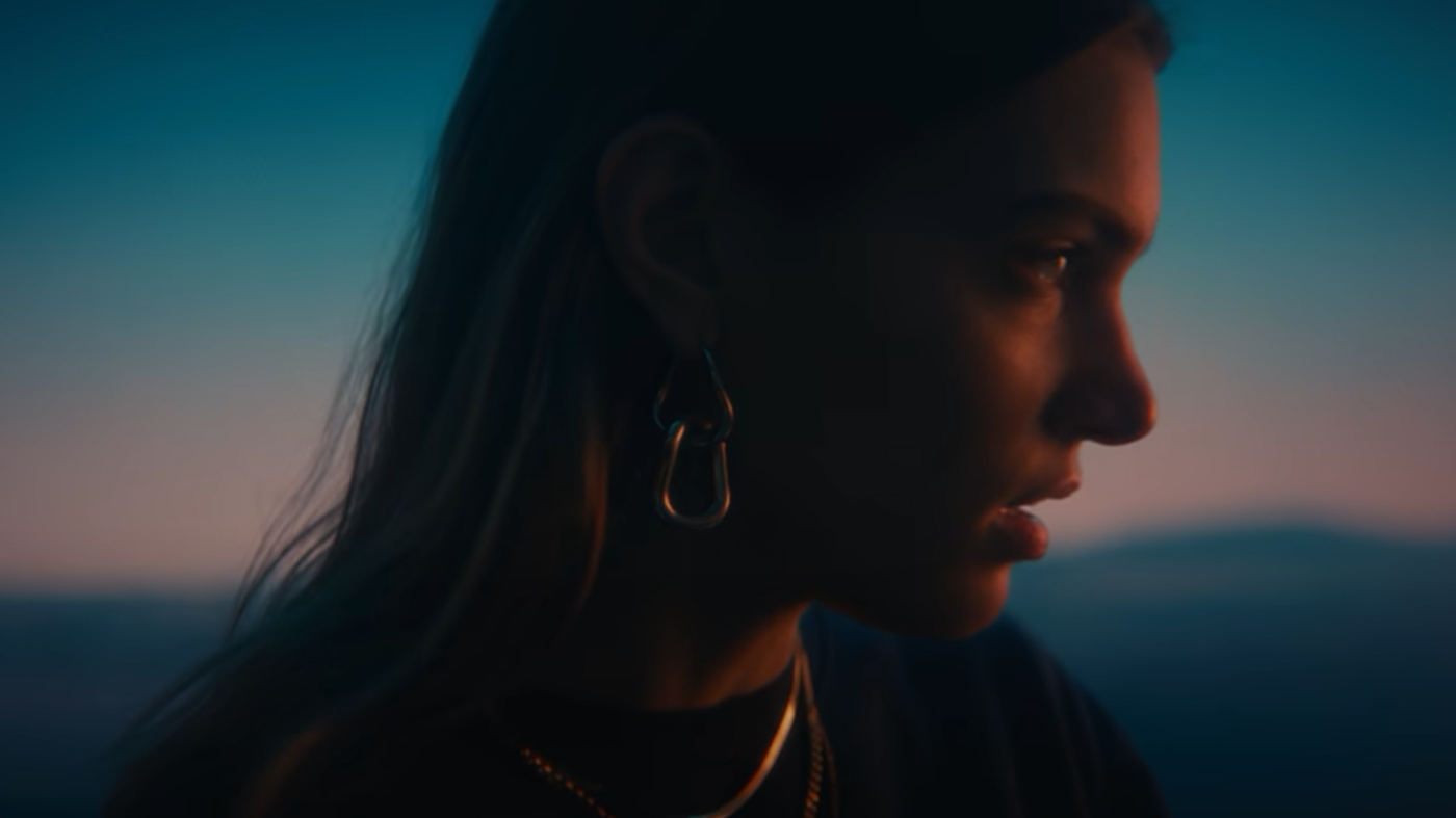 Capture d'écran du vidéoclip «Meaningless» qui est nominé pour un Juno.